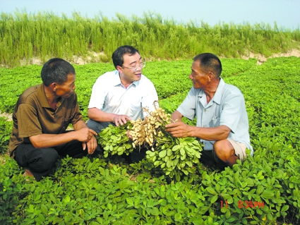 中原無處不飛花——記中國工程院院士、省農科院院長張新友的中草藥科技咨詢之路